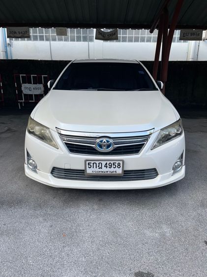 รถ Toyota Camry 2.5 Hybrid สี ขาว