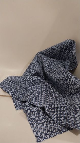 Furoshiki (ฟุโรชิกิ) แปลว่า ผ้าสี่เหลี่ยมที่ใช้สำหรับห่อหุ้มสิ่งของ 🎁ผ้าห่อของ Japan Style ลายเอโดะ โคมง รูปที่ 3