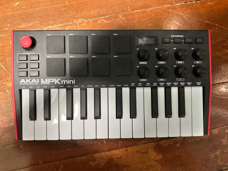 ￼AKAI MPK Mini MIDI Keyboard Controller