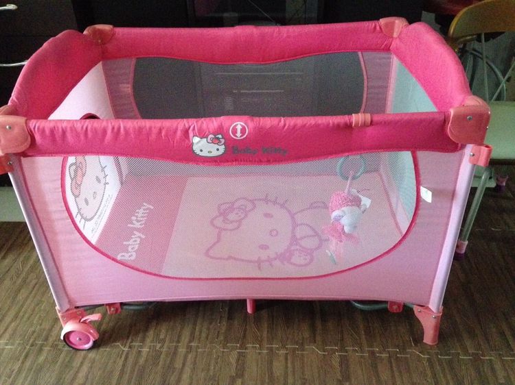 Sanrio เปลเด็กอ่อน ขายเปลเด็กลายคิตตี้ลิขสิทธ์แท้ สีชมพูสดใส สบายตา เด็กหลับง่าย