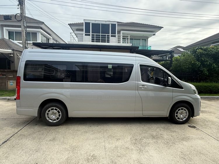 รถ Toyota Commuter 2.8 สี บรอนซ์เงิน