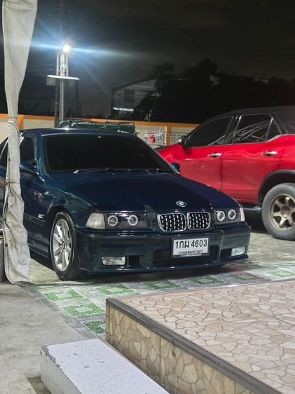 รถ BMW Series 3 318i สี เขียว