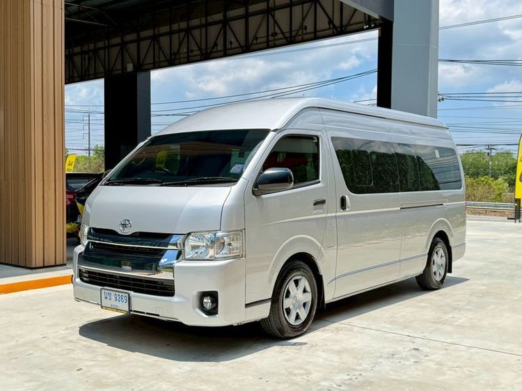 รถ Toyota Commuter 3.0 สี บรอนซ์เงิน