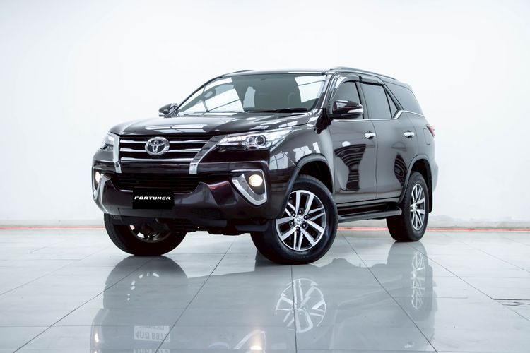 รถ Toyota Fortuner 2.8 V สี น้ำตาล