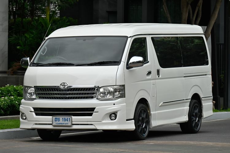 รถ Toyota Ventury 2.7 V สี ขาว