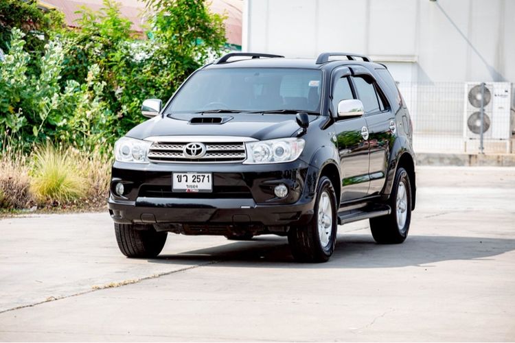รถ Toyota Fortuner 3.0 V สี ดำ