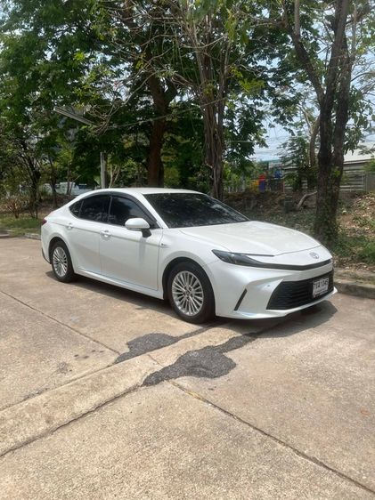 รถ Toyota Camry 2.5 Hybrid สี ขาว