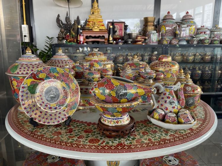 ชุดเบญจรงค์ ลายนกยูงรำแพน น้ำทอง ครบชุด