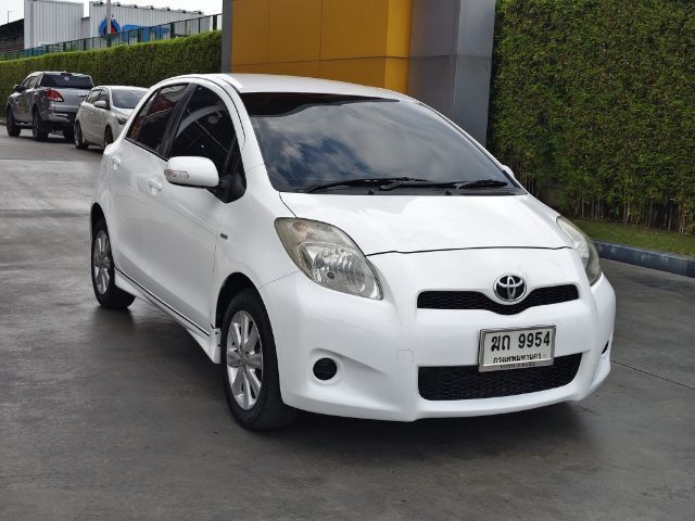 รถ Toyota Yaris 1.5 E สี ขาว