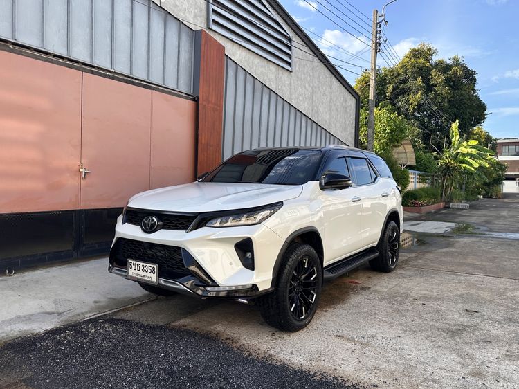 รถ Toyota Fortuner 2.4 Legender สี ขาว