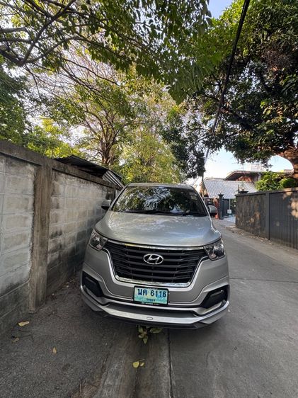 รถ Hyundai H-1  2.5 Maesto Touring สี บรอนซ์เงิน