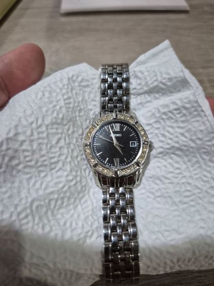 เงิน Seiko ผู้หญิงแท้ ดีไซน์ crystal bezel 
style หรู ดูแพง เหมาะทั้งทำงานและออกงาน ดีไซน์วินเทจจากเจแปน หายากในตลาดไทย โดดเด่นด้วยดีไซน์เรียบหรู