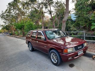 Isuzu cameo สีแดง