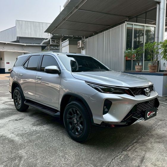 Toyota Fortuner 2025 2.4 Leader G Utility-car ดีเซล ไม่ติดแก๊ส เกียร์อัตโนมัติ บรอนซ์เงิน