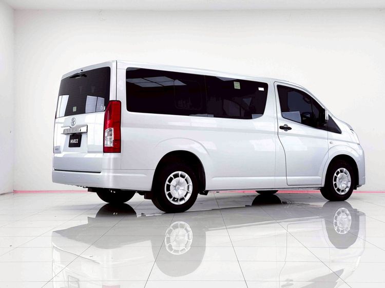 Toyota Hiace 2022 2.8 GL Van ดีเซล ไม่ติดแก๊ส เกียร์ธรรมดา เทา รูปที่ 4