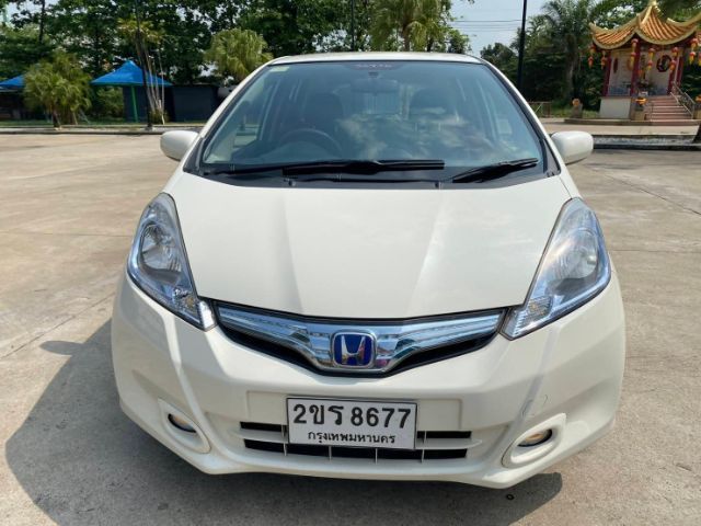 Honda Jazz 2013 1.3 Hybrid Sedan ไฮบริด ไม่ติดแก๊ส เกียร์อัตโนมัติ ขาว รูปที่ 2