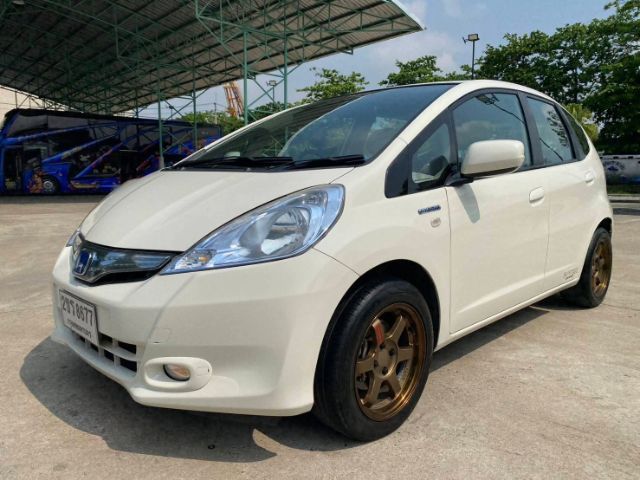 Honda Jazz 2013 1.3 Hybrid Sedan ไฮบริด ไม่ติดแก๊ส เกียร์อัตโนมัติ ขาว รูปที่ 4
