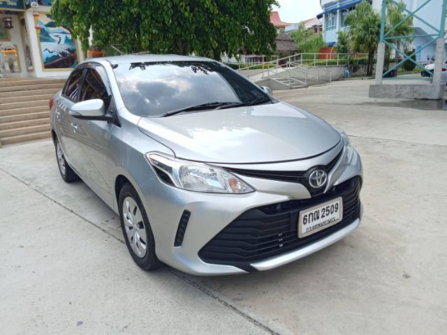 รถ Toyota Vios 1.5 J สี บรอนซ์เงิน