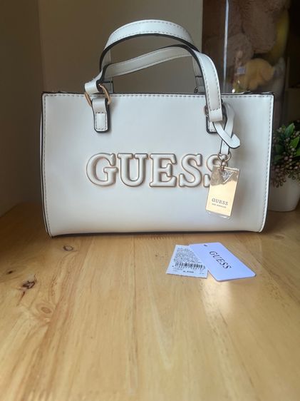 กระเป๋าถือGuessสีขาวครีม