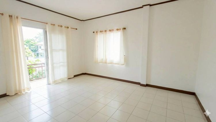 อื่นๆ ไม่มี สร้างเสร็จก่อน 2010 ขายบ้านเดี่ยวหลังใหญ่ พื้นที่กว้าง 57.8 ตร.ว ทำเลดีต้นโครงการ​ ​หมู่บ้านปิยทรัพย์ รังสิต คลอง 10 พร้อมเข้าอยู่ทันที ในราคา​เพียง 2.5 ล้าน รูปที่ 2