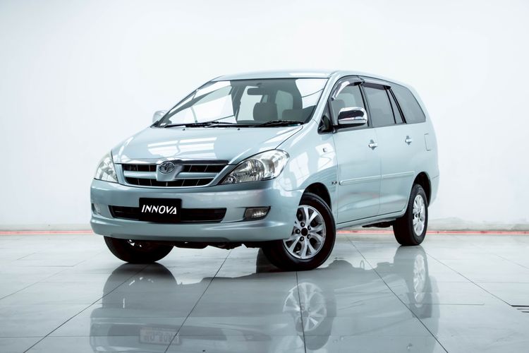 รถ Toyota Innova 2.5 V สี เขียว