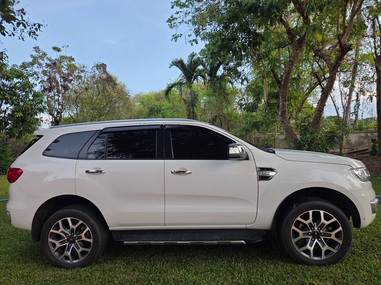 รถ Ford Everest 2.2 Titanium Plus สี ขาว