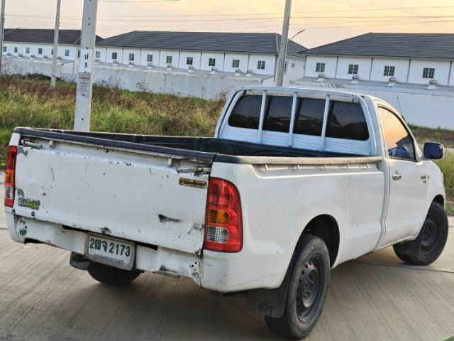 รถ Toyota Hilux Vigo 2.5 J สี ขาว