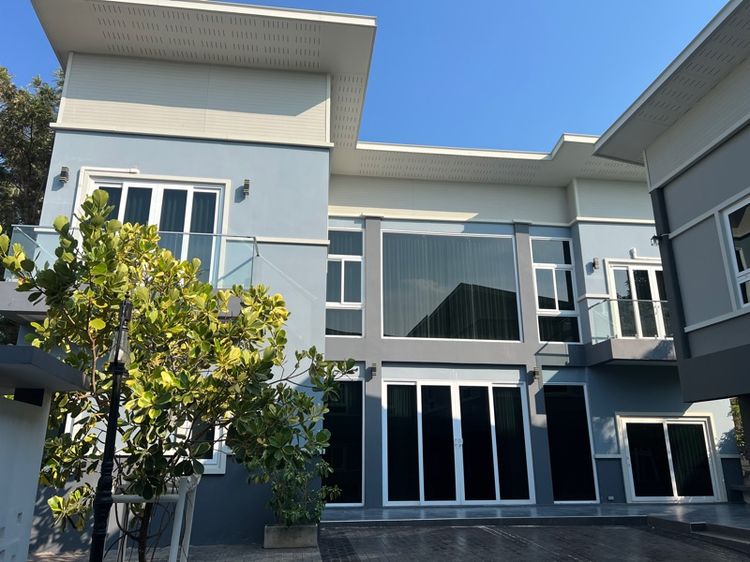 บ้าน2ชั้น 7ห้องนอน9ห้องน้ำ 1โรงรถขนาดใหญ่