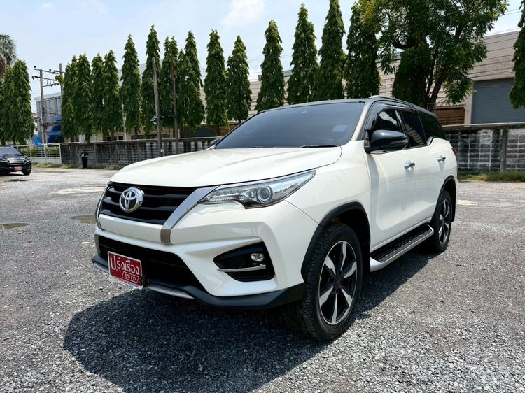 Toyota Fortuner 2019 2.8 V TRD Sportivo 4WD Utility-car ดีเซล ไม่ติดแก๊ส เกียร์อัตโนมัติ ขาว