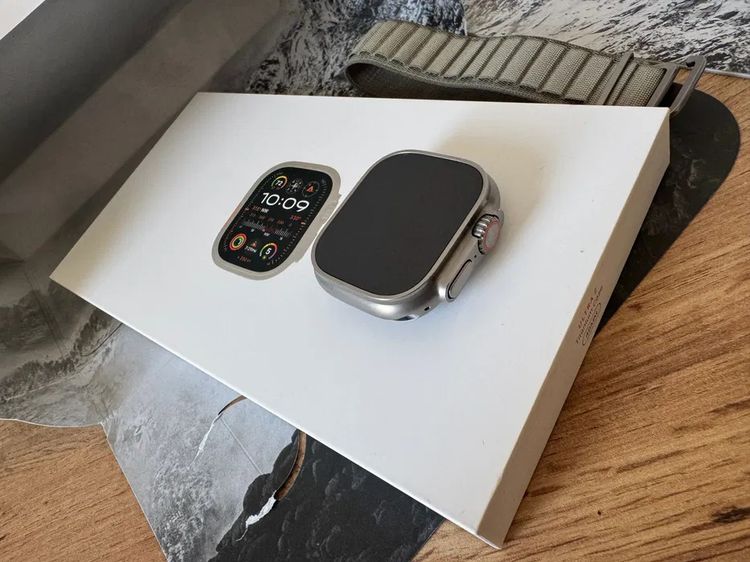 เทา Apple Watch Ultra 2 ขนาด 49 มม. สายไทเทเนียม พร้อมพอร์ต USB C สภาพเหมือนใหม่