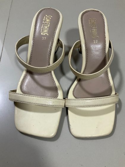รองเท้าส้นสูงหัวตัด สีครีม สูง 7 ซม เบอร์ 37 มือสอง