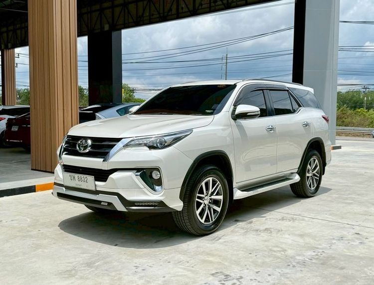 รถ Toyota Fortuner 2.4 V สี ขาว