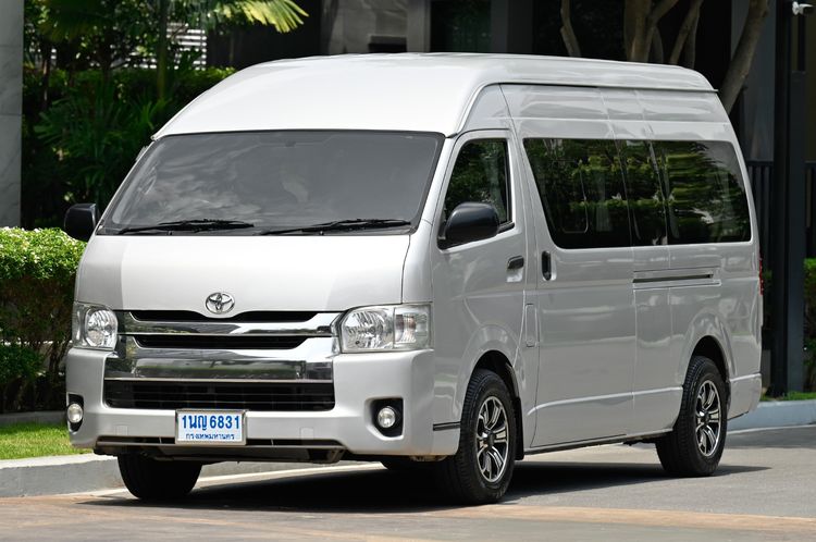 รถ Toyota Commuter 3.0 สี บรอนซ์เงิน