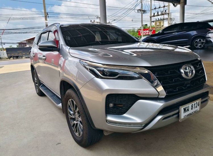 รถ Toyota Fortuner 2.4 V 4WD สี บรอนซ์เงิน
