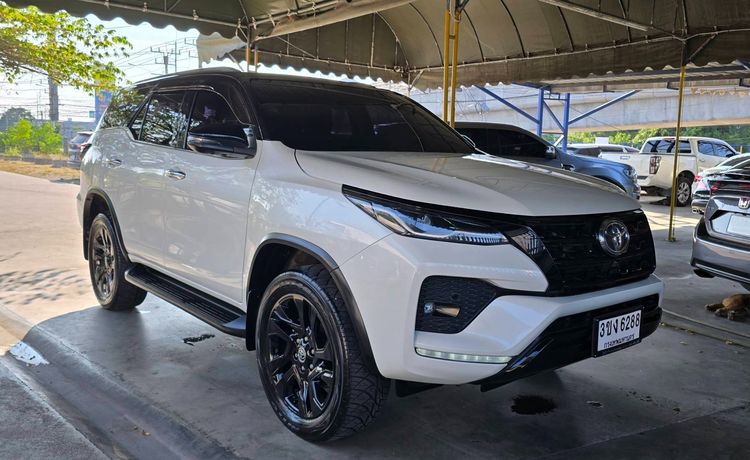 รถ Toyota Fortuner 2.4 Commander สี ขาว