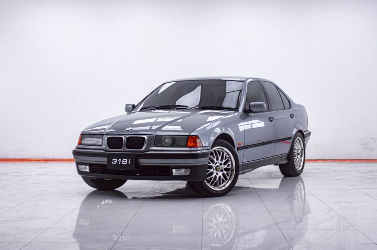 รถ BMW Series 3 318i สี เทา