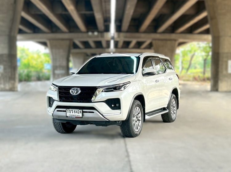 รถ Toyota Fortuner 2.4 V สี ขาว