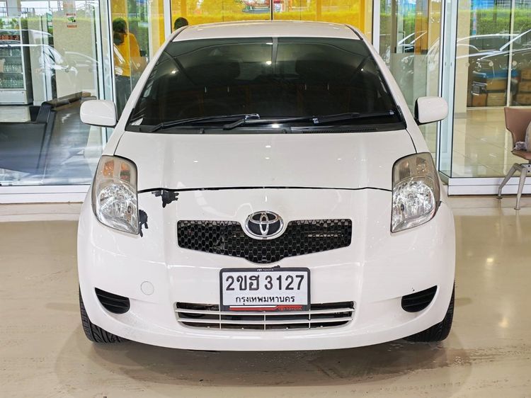 รถ Toyota Yaris 1.5 E สี ขาว