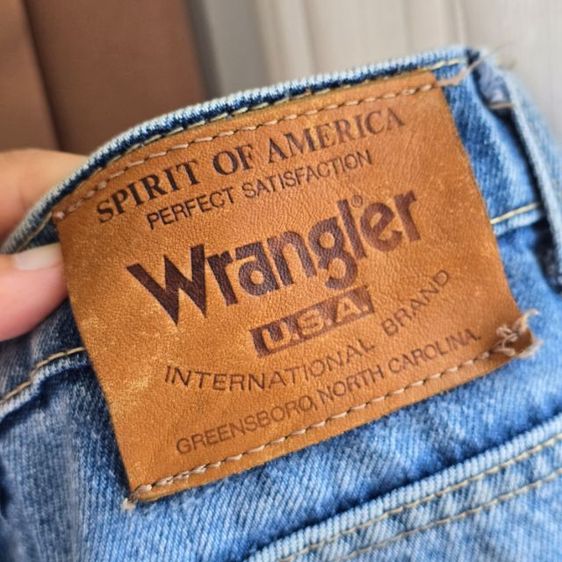Wrangler USA Jeans 🇺🇸
ยีนส์ฟอกสีอ่อนทรงสวย งานเก่าสไตล์ American Denim ผ้านิ่มใส่สบาย 