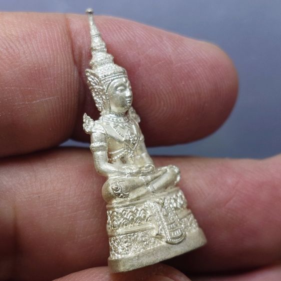 พระพุทธมหามณีรัตนปฏิมากร (พระแก้วมรกต) เนื้อเงินพ่นทราย กรมสรรพสามิต ครบรอบ 64 ปี พ.ศ.2539 พร้อมกล่องเดิม รูปที่ 5