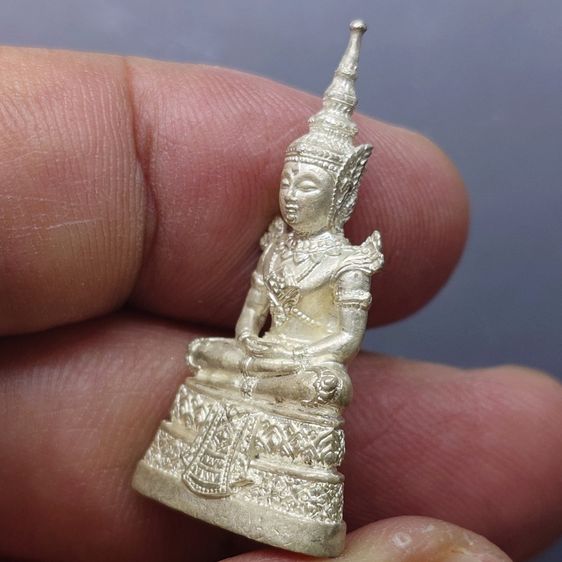 พระพุทธมหามณีรัตนปฏิมากร (พระแก้วมรกต) เนื้อเงินพ่นทราย กรมสรรพสามิต ครบรอบ 64 ปี พ.ศ.2539 พร้อมกล่องเดิม รูปที่ 6