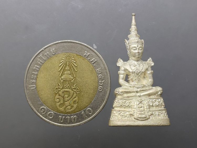 พระพุทธมหามณีรัตนปฏิมากร (พระแก้วมรกต) เนื้อเงินพ่นทราย กรมสรรพสามิต ครบรอบ 64 ปี พ.ศ.2539 พร้อมกล่องเดิม รูปที่ 8