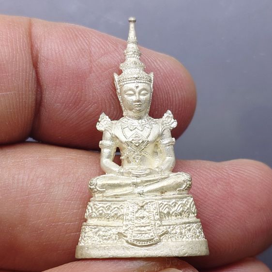 พระพุทธมหามณีรัตนปฏิมากร (พระแก้วมรกต) เนื้อเงินพ่นทราย กรมสรรพสามิต ครบรอบ 64 ปี พ.ศ.2539 พร้อมกล่องเดิม รูปที่ 3