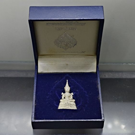 พระพุทธมหามณีรัตนปฏิมากร (พระแก้วมรกต) เนื้อเงินพ่นทราย กรมสรรพสามิต ครบรอบ 64 ปี พ.ศ.2539 พร้อมกล่องเดิม