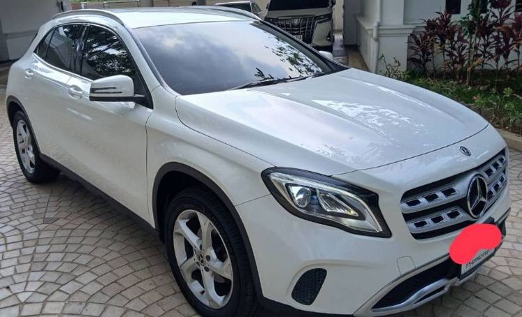 รถ Mercedes-Benz GLA-Class GLA200 สี ขาว