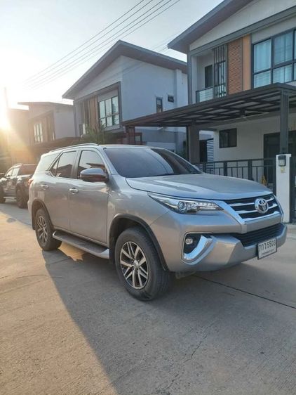 รถ Toyota Fortuner 2.4 V สี บรอนซ์เงิน