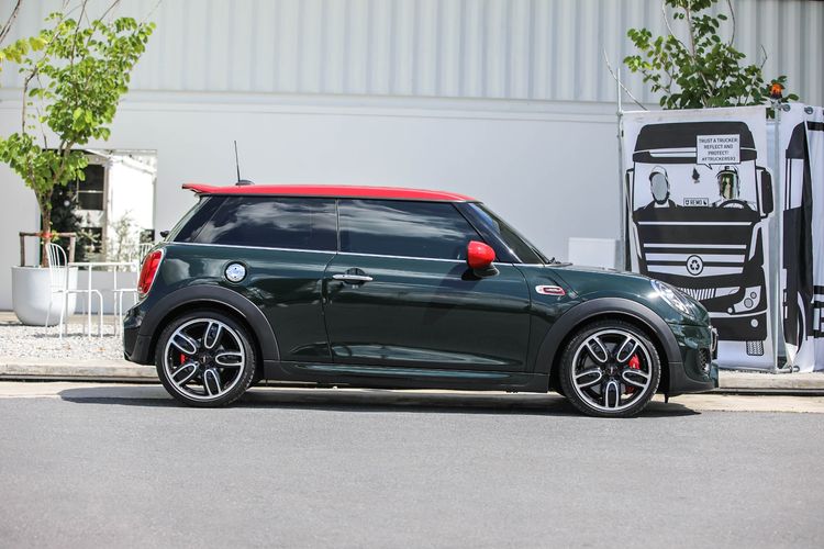 Mini JOHN COOPER WORK 2018 2.0 John Cooper Works Sedan เบนซิน ไม่ติดแก๊ส เกียร์อัตโนมัติ เขียว รูปที่ 3