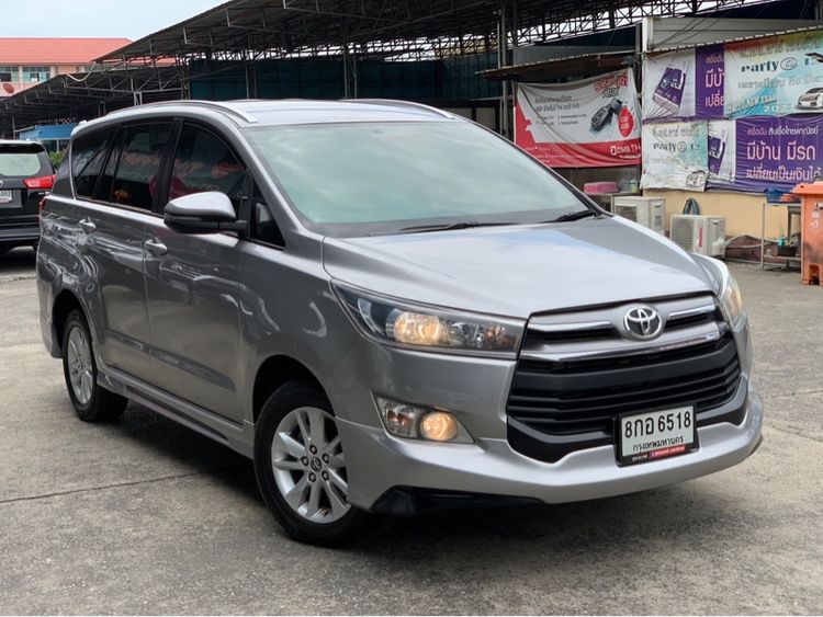 รถ Toyota Innova 2.8 Crysta G สี บรอนซ์เงิน