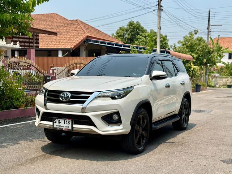 รถ Toyota Fortuner 2.8 TRD Sportivo สี ขาว
