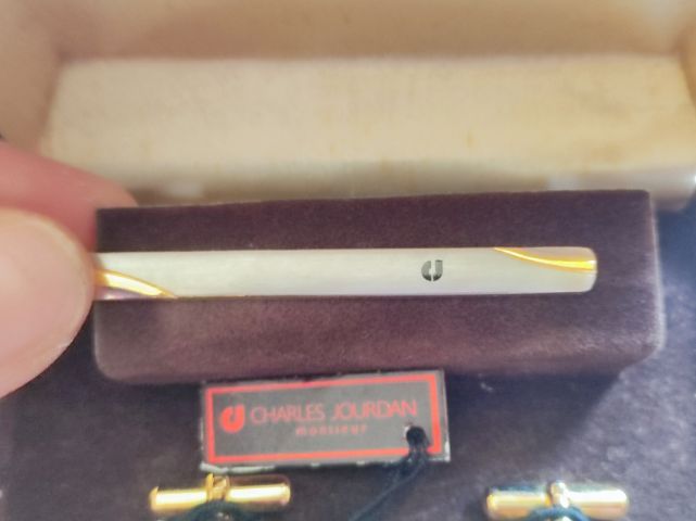 ชุดเข็มกลัดเนคไทและกระดุมข้อมือ (Cufflinks) แบรนด์ฝรั่งเศส Charles Jourdan รูปที่ 3